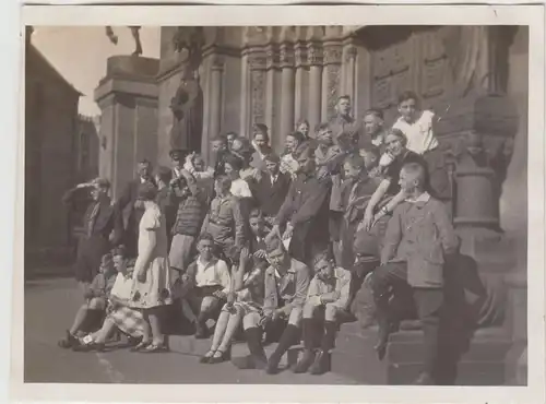 (F18813) Orig. Foto Jugendlich vor Kirche, Reiterstandbild (Hannover?) 1928