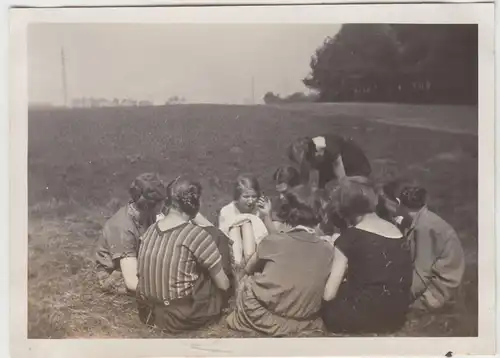 (F18811) Orig. Foto Jugendliche auf einer Wiese 1928