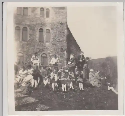 (F18808) Orig. Foto Goslar, Jugendliche an einem alten Gebäude 1928