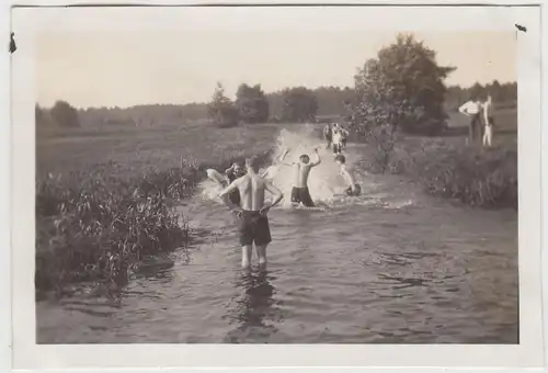 (F18807) Orig. Foto Jugendliche baden in einem Bach, Lüneburger Heide 1928