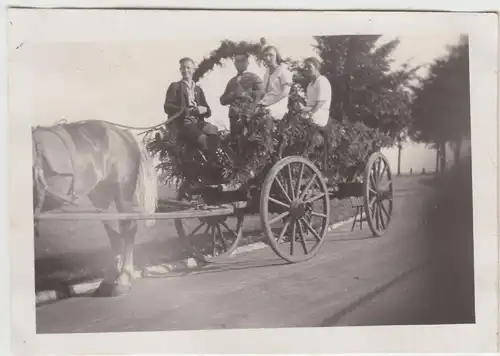 (F18800) Orig. Foto Personen auf geschmückten Pferdewagen 1928