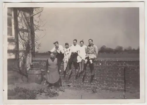 (F18799) Orig. Foto Personen sitzen auf Mauer in Seelze 1928