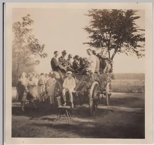 (F18796) Orig. Foto Personen auf einem Pferde-Leiterwagen 1928