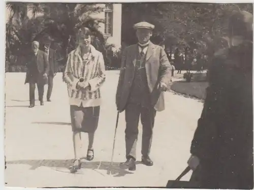 (F18785) Orig. Foto Personen spazieren 1928