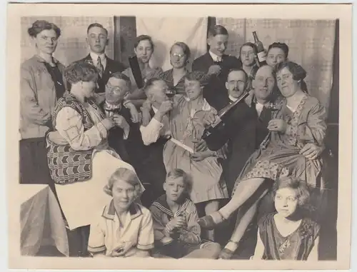 (F18780) Orig. Foto Gruppenbild, Personen in Feierlaune 1928
