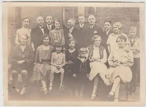 (F18779) Orig. Foto Personen, Gruppenbild am Haus 1928