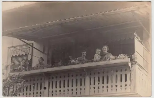 (F18778) Orig. Foto Personen und Hund auf einem Balkon 1928