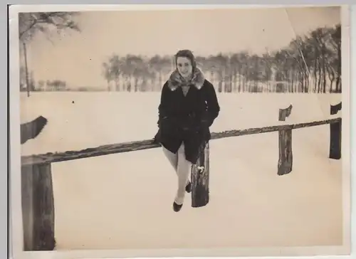 (F18776) Orig. Foto junge Frau auf Geländer >Ützer Winter< 1928