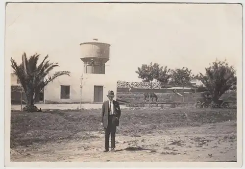 (F18771) Orig. Foto San José (RA), Mann vor Gebäude m. Wasserturm 1928