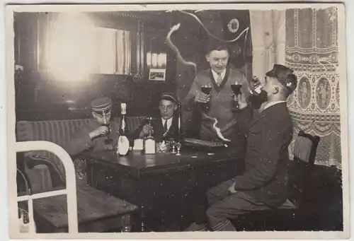 (F18770) Orig. Foto junge Männer am Tisch >Geburtstagsfest< 1928