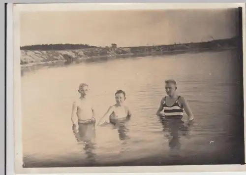 (F18769) Orig. Foto Hannover Misburg, junge Männer baden 1927