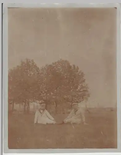 (F18757) Orig. Foto Jungs sitzen auf der Wiese, Matrosenkleidung 1920er