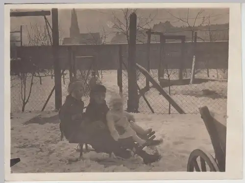 (F18755) Orig. Foto Kinder auf Schlitten im Hinterhof 1923