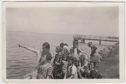 (F1875) Orig. Foto junge Mädchen am Ufer, Ausflug, Wanderung 1930er, 40er