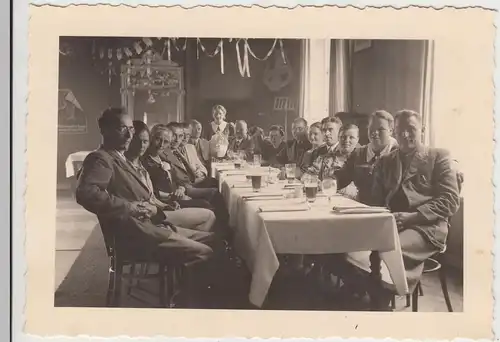 (F18745) Orig. Foto Hotel in Brunsbüttelkoog, Personen an großer Tafel 1938