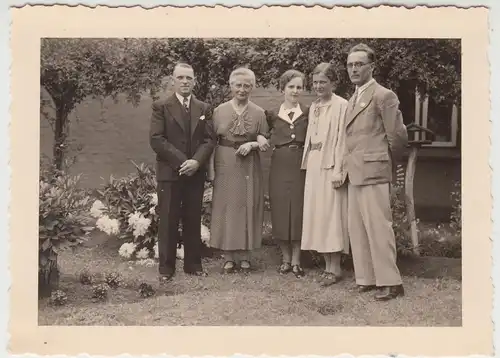 (F18744) Orig. Foto Personen im Garten 1938