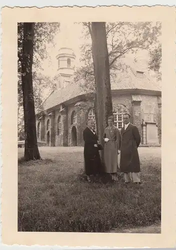 (F18742) Orig. Foto Brunsbüttelkoog, Personen an der Kirche 1938