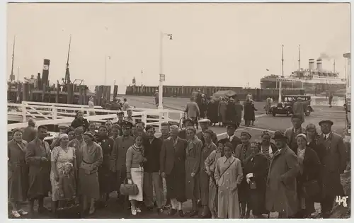 (F18740) Orig. Foto Cuxhaven, Gruppenbild im Hafen 1938
