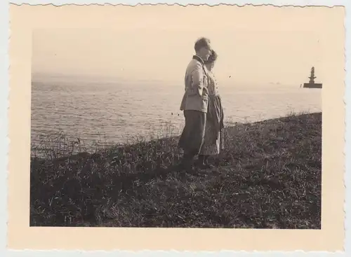 (F18732) Orig. Foto Brunsbüttelkoog, Paar an der Elbe beim Leuchtturm 1938