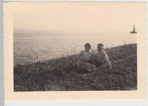 (F18731) Orig. Foto Brunsbüttelkoog, Paar an der Elbe beim Leuchtturm 1938