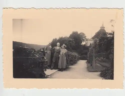 (F18729) Orig. Foto Schloss Langenburg, Personen im Schlosspark 1937