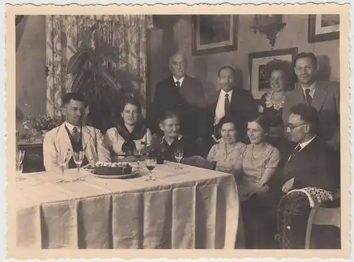 (F18725) Orig. Foto Personen sitzen zu Hause am Tisch, Kuchen 1936
