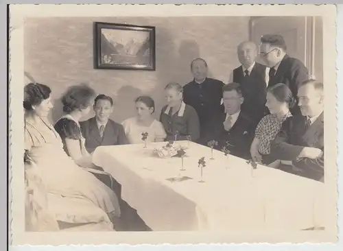 (F18724) Orig. Foto Personen sitzen zu Hause am Tisch 1936