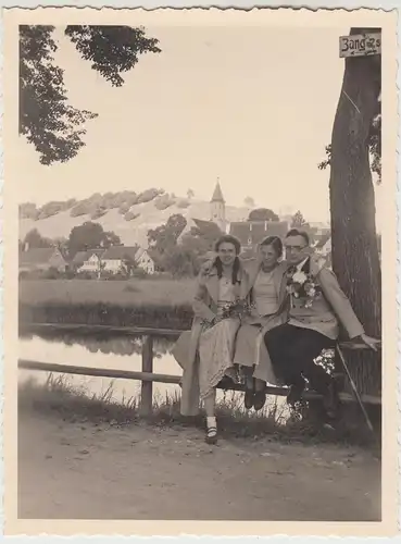 (F18722) Orig. Foto Schnaitheim, Personen sitzen auf Geländer 1936