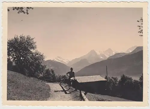 (F18684) Orig. Foto Beatenberg, junge Frau vor Jungfrau-Gruppe 1935