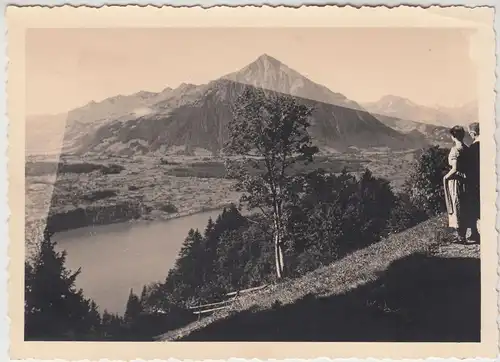 (F18682) Orig. Foto Paar blickt auf den Thunersee 1935