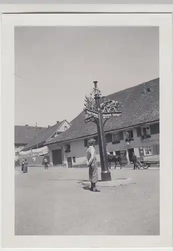 (F18677) Orig. Foto Lenzkirch, Herr steht an Wegweiser 1935