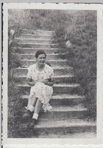 (F18676) Orig. Foto Frau sitzt auf Treppe in Stuttgart 1935