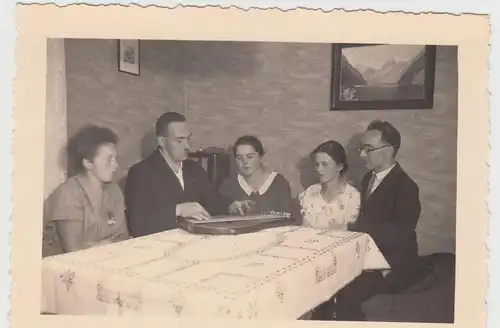 (F18675) Orig. Foto Personen zu Hause am Tisch m. Zither 1935