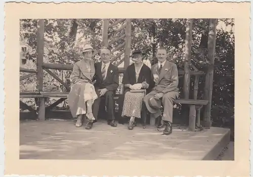 (F18673) Orig. Foto Personen auf Bank >Auf Stuttgarts Höhen< 1935
