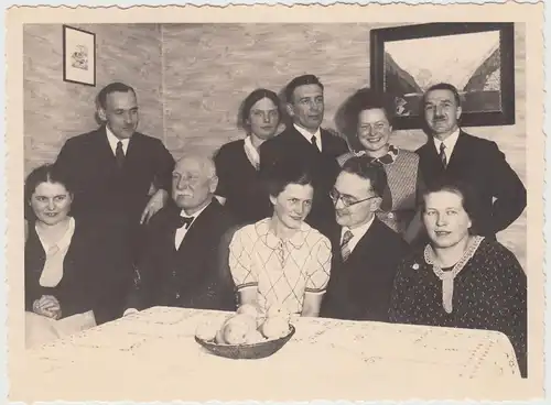 (F18669) Orig. Foto Personen sitzen am Tisch, Ostersamstag 20.4.1935