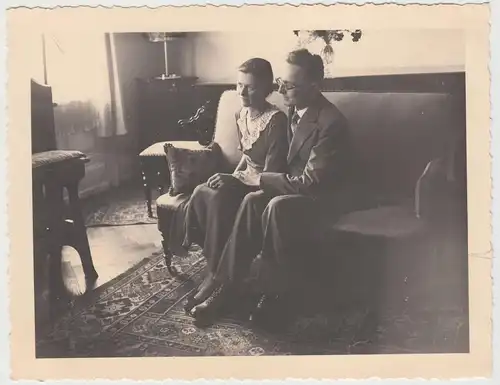 (F18661) Orig. Foto Paar sitzt auf Sofa zu Hause 1935