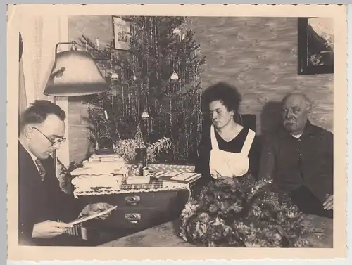 (F18660) Orig. Foto Personen zu Hause, am Weihnachtsbaum 1934