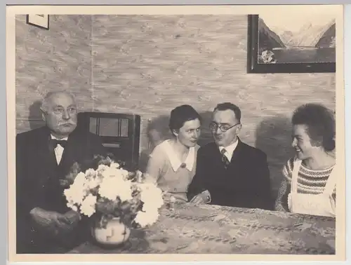 (F18656) Orig. Foto Personen am Tisch, Wohnung in Heidenheim 1934