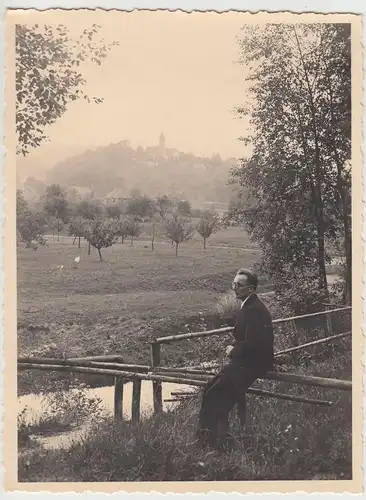 (F18650) Orig. Foto junger Mann auf Geländer, nahe Kloster Lorch 1934