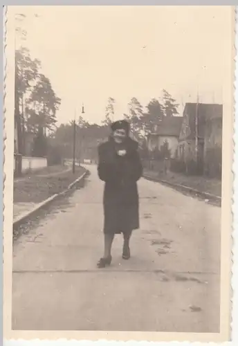 (F18640) Orig. Foto Frohnau, Frau läuft auf Straße 1941
