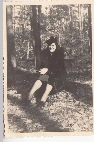 (F18638) Orig. Foto Frau sitzt im Wald 1930/40er