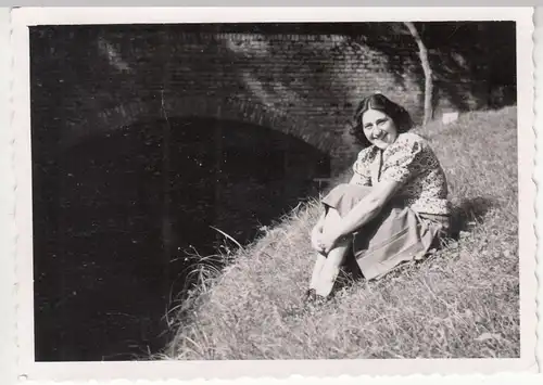 (F18637) Orig. Foto Frau sitzt am Hang an einer Brücke 1930/40er