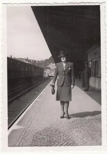 (F18635) Orig. Foto Frau steht auf einem Bahnsteig 1930/40er