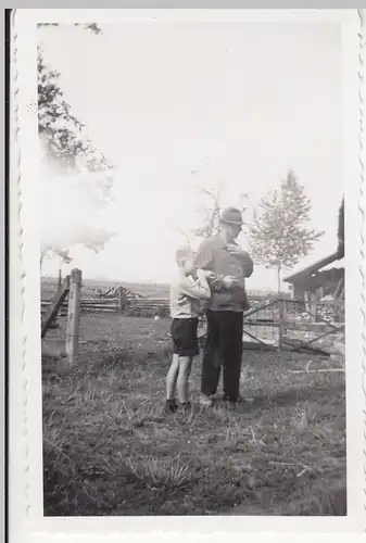 (F18633) Orig. Foto Mann und Junge stehen im Garten 1930/40er