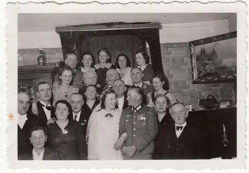 (F18618) Orig. Foto Gruppenbild Hochzeit deutscher Soldat Fritz u. Hannchen 1941