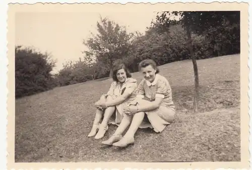 (F18616) Orig. Foto Frauen sitzen am Hang 1939