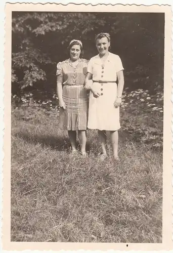 (F18614) Orig. Foto Frauen stehen im Freien 1939