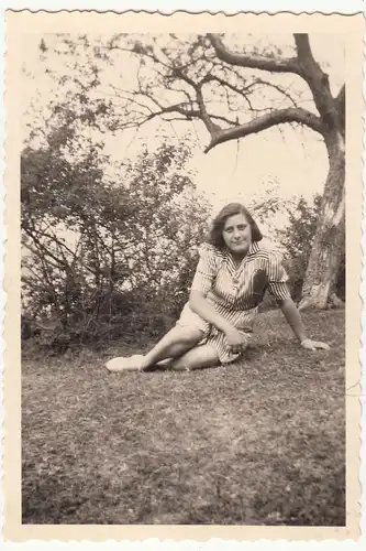 (F18613) Orig. Foto Frau sitzt im Freien 1939