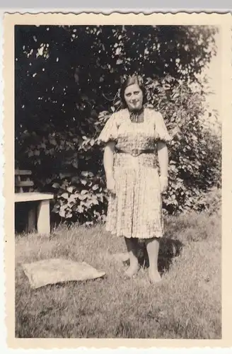(F18611) Orig. Foto Frau steht im Freien 1939