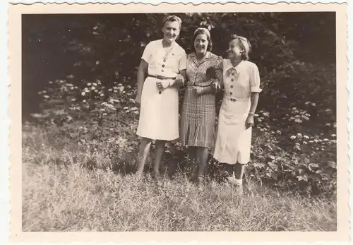 (F18609) Orig. Foto drei junge Damen im Freien 1939